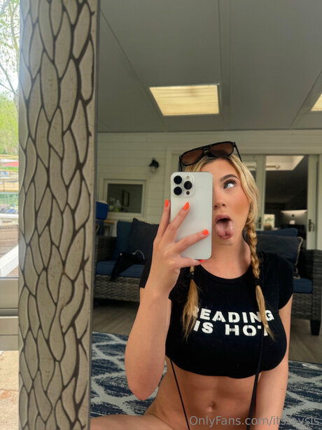 itstaysis model best photo