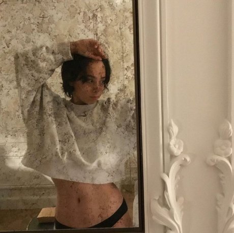 Forty7132 hot actress photo