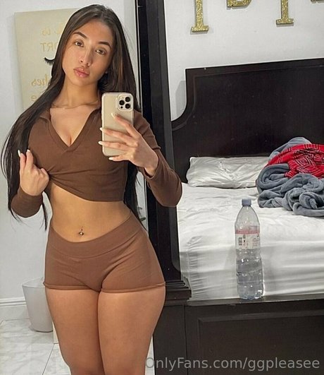 ggpleasee model pornographic photo