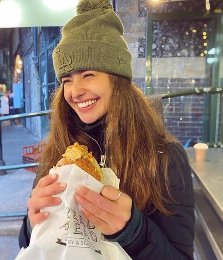 Holly Earl model naked picture