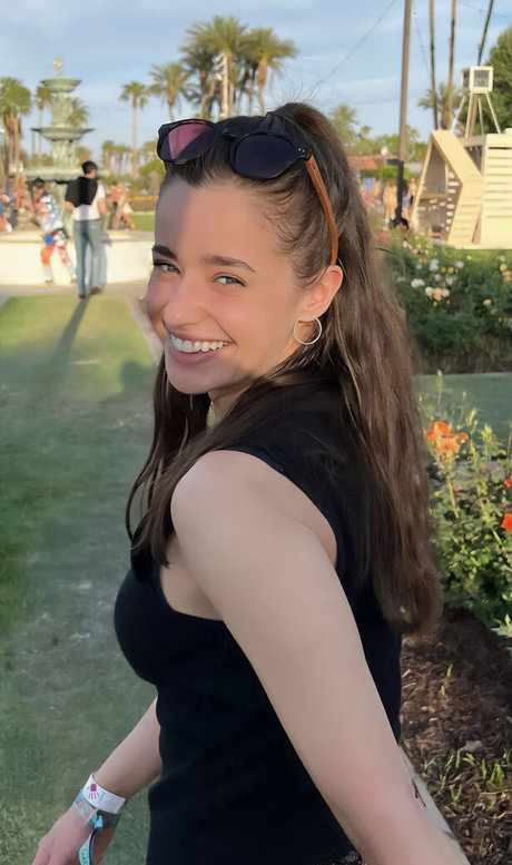 Holly Earl pretty model images