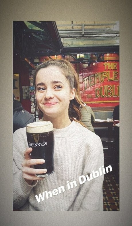 Holly Earl model beautiful pictures