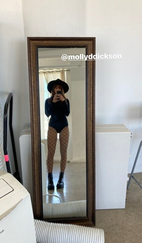 Chloe East model nude photos