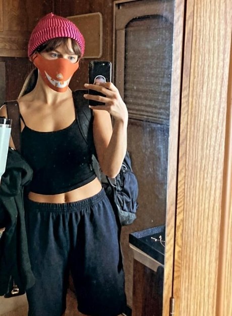 Chloe East free pornstar images