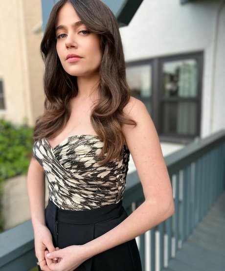 Molly Gordon naked pornstar gallery