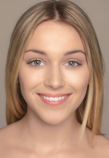 Laura Michalowicz sexy model pics