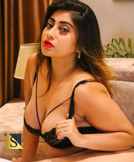 farihapriyam nudes model img