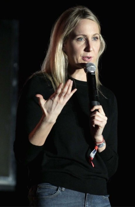 Nikki Glaser beautiful star images