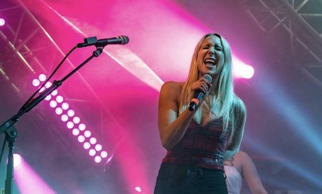 Nikki Glaser beautiful star photo