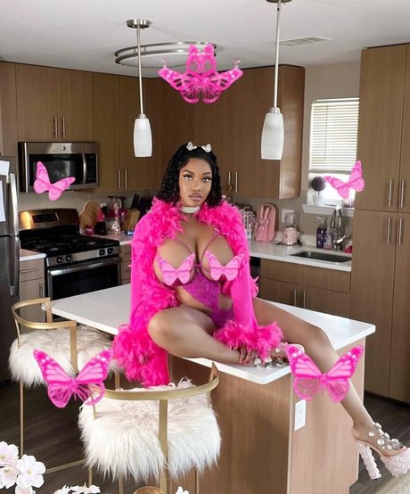 Chawanda Love model erotic images