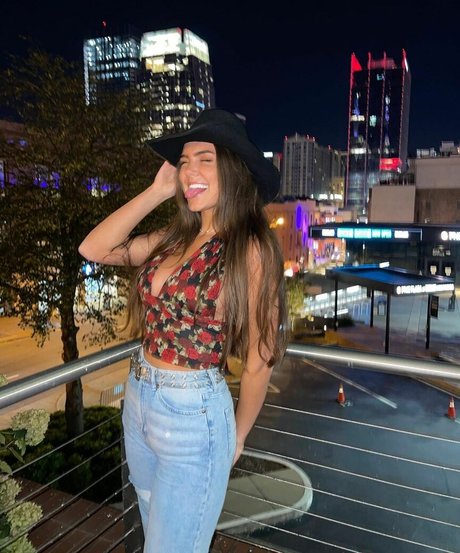 Maddie W hd model picture