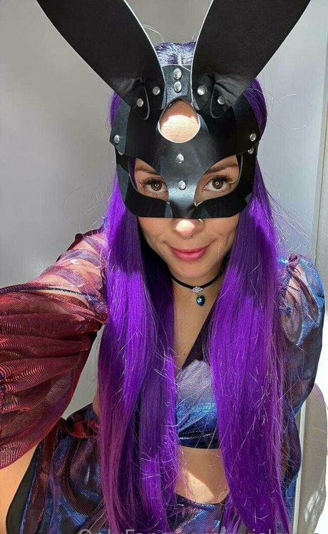 avislovee nude actress pics