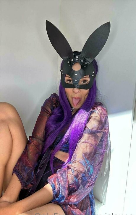 avislovee model nude pics