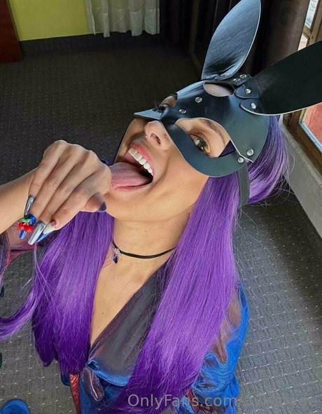 avislovee hot actress pics