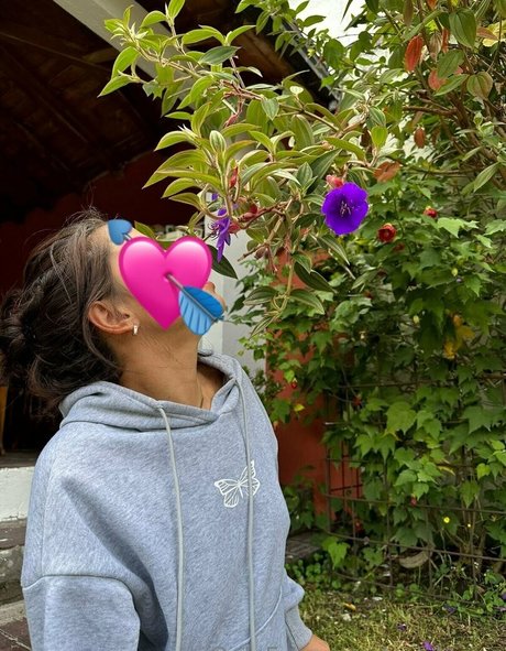 avislovee nude model pic