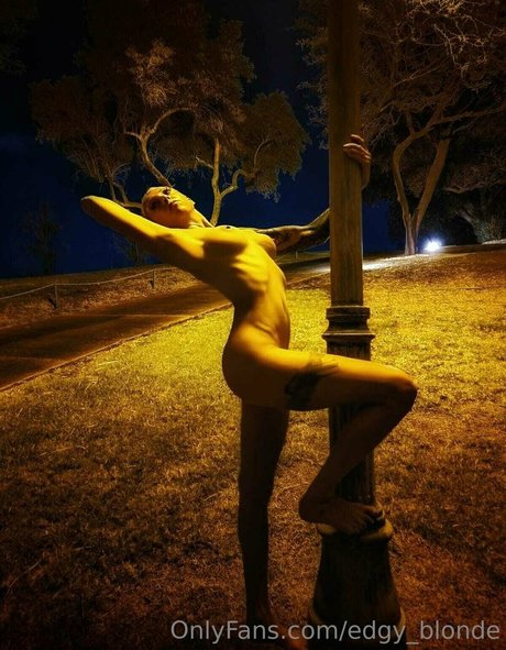 edgy blonde hot actress pic