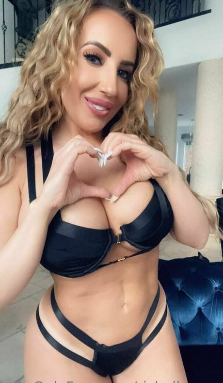 richelleryan art actress picture