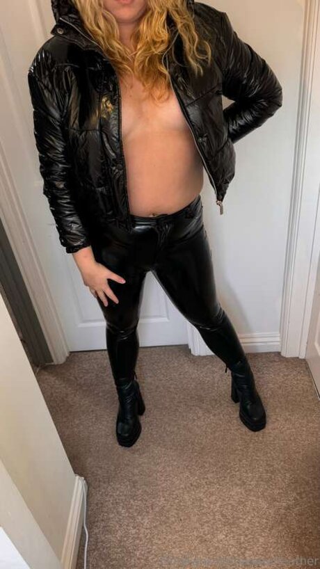 Katietleather star naked photos