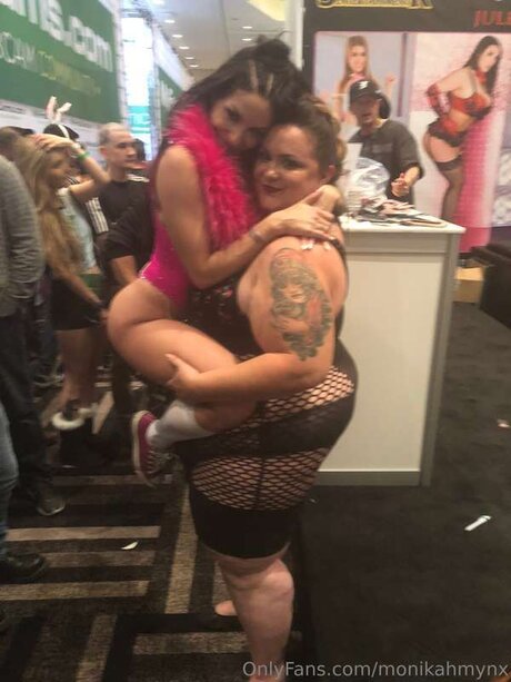 Monikamynx69 adult model picture