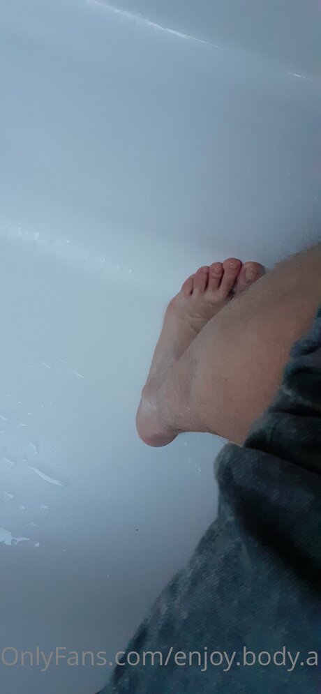 Enjoy Body And Foot sexy actress pic