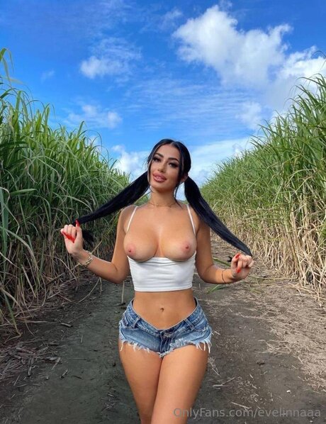 Evelinnaaa sexy star image