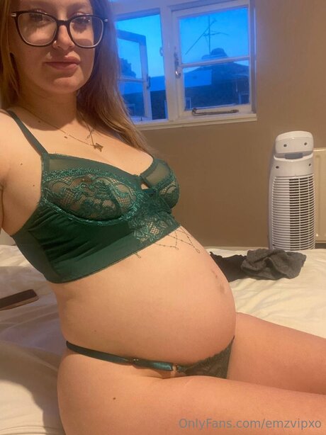 Emzvipxo model porn image