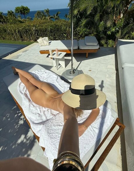 Olivia May NYC art model pic