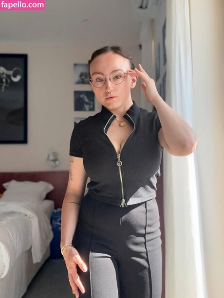 Oryvllmiee pornstar erotic img