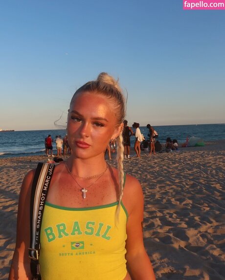 Gracie Dyer adult model galleries