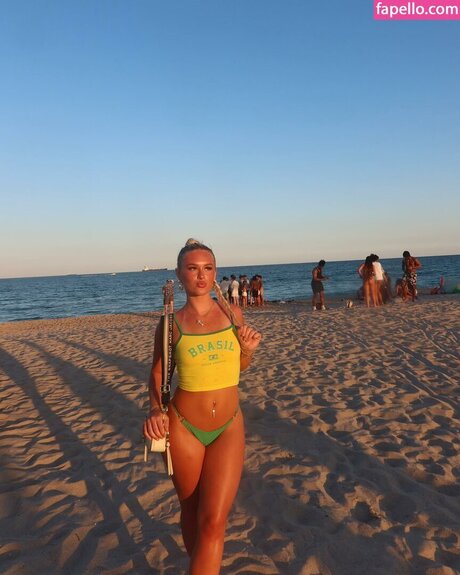 Gracie Dyer model nude photo