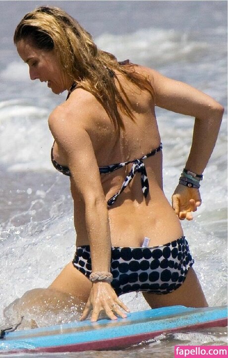 T a Leoni model top pic