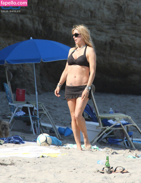 T a Leoni model picture