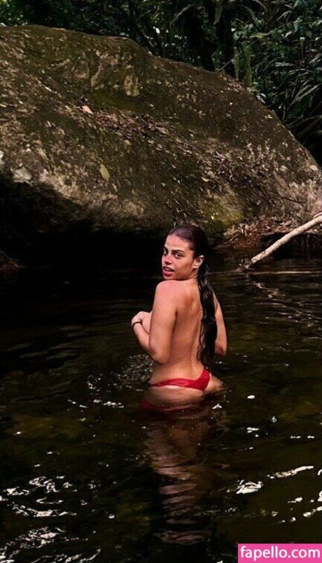 Clara Buarque model art gallery