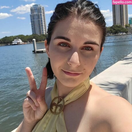 Allylotl model exclusive pics