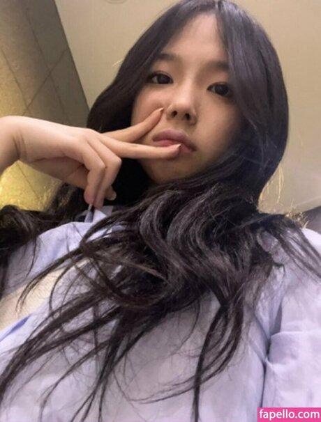 Q Q69 74O model naked pics