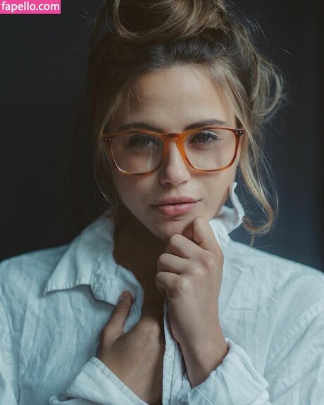 Charlotte Mckee star nude photo