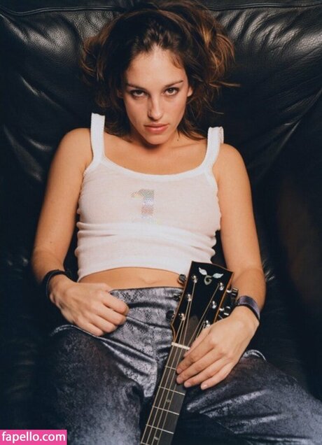 Amy Jo Johnson Profile pic