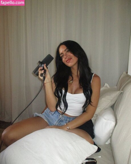 Kaeyra naked model pictures