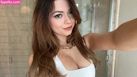 Nikki Hahn sexy model image