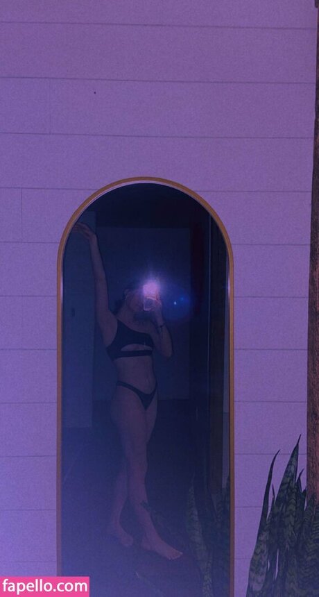 Emileesilvey sexy model images