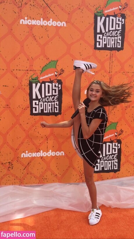 lizzygreene nice model pic