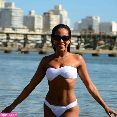 Samantha Schmutz star nice image