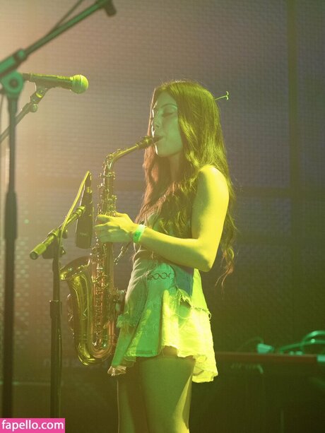 mcd00dle nude star photos