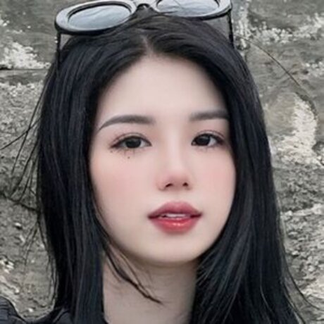 Tr H Ly sexy actress image