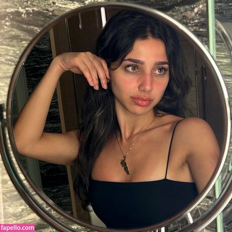 karimaa r naked star pics