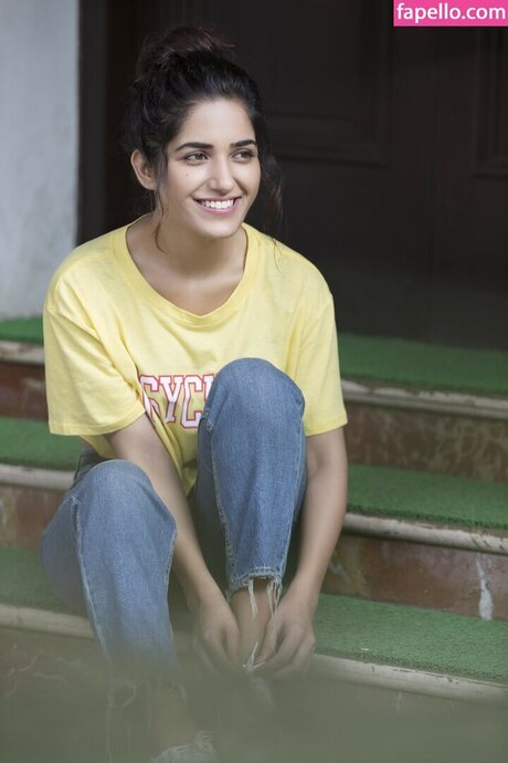 Ruhani Sharma model nice pics