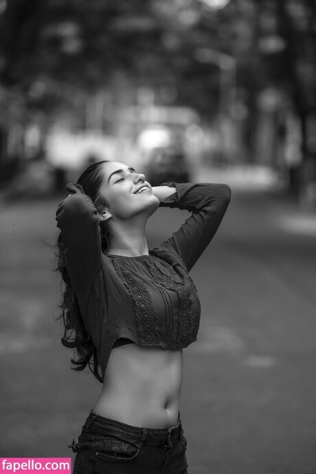 Ruhani Sharma hot star photo