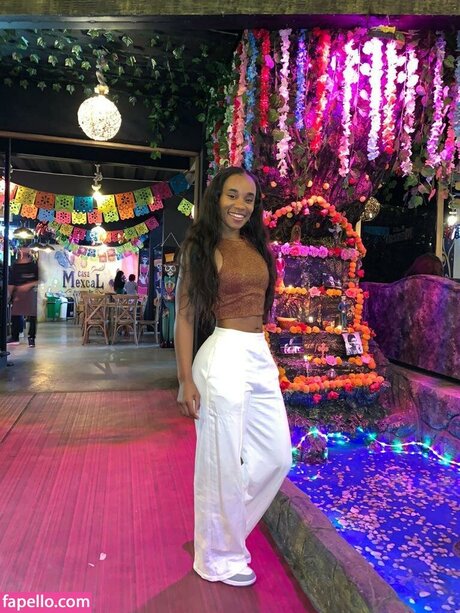 Hallybans model beautiful galleries