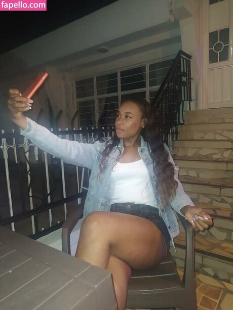 Hallybans model best photo