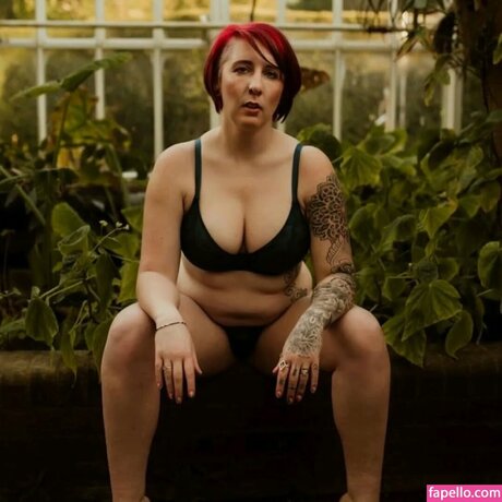 knee deep in life star nude photo